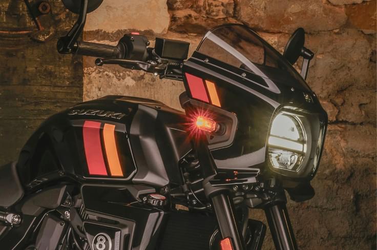 The GSX8TT is priced higher than the 8T, both come with lithium-ion batteries as standard. Suzuki GSX8TT headlight